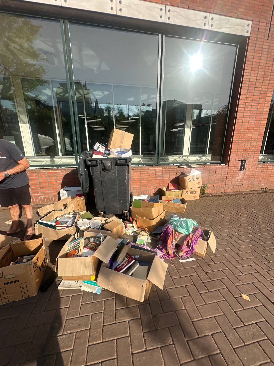 Waterlooplein is full of free random stuff everyday after 17:00 when the market ends!! 1