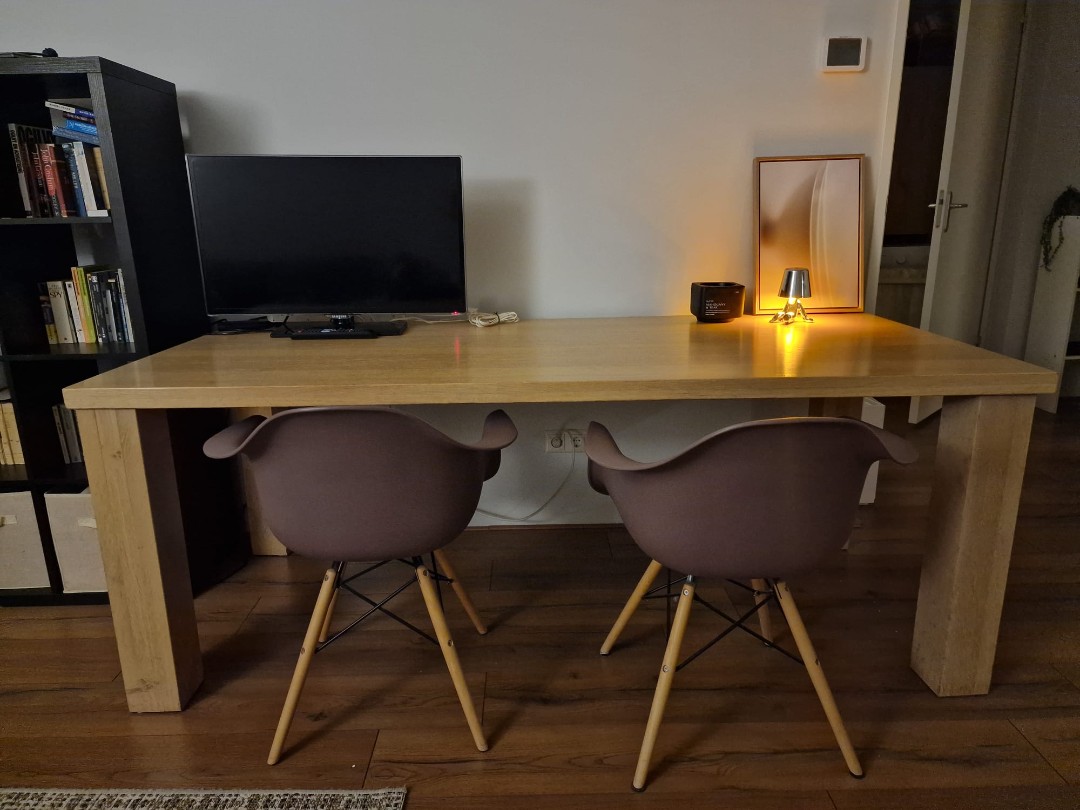 Solid wood table. 200*90cm. Legs can be taken off and it is already disassembled. One leg is loose, but super easy to fix (and the table is heavy so it actually doesn't move because of weight). Need 2 people to carry it, it's heavy. Contact to arrange pick up 1