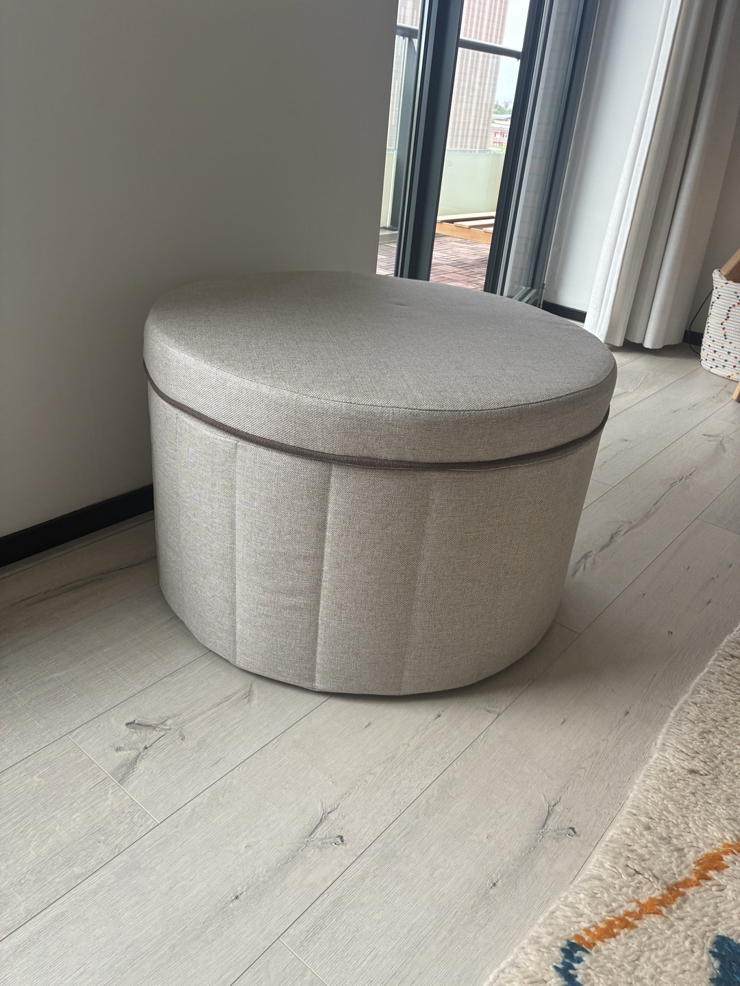 Large, round pouf in a classic style that makes a statement.

Dismeter: 70cm
Hight: 46cm

Brand new, never used.

Under the lid of this sturdy pouf, you will find a large storage space where you can store items you want to hide but keep close at hand.

You can effortlessly store your belongings in the spacious compartments of the organizer.

Large round pouf in a classic style that looks great anywhere in the house.

The inner and outer upholstery can be easily removed and washed.

The lid is easy to open and is assisted by a gas spring, very handy when putting things in or taking them out. 1