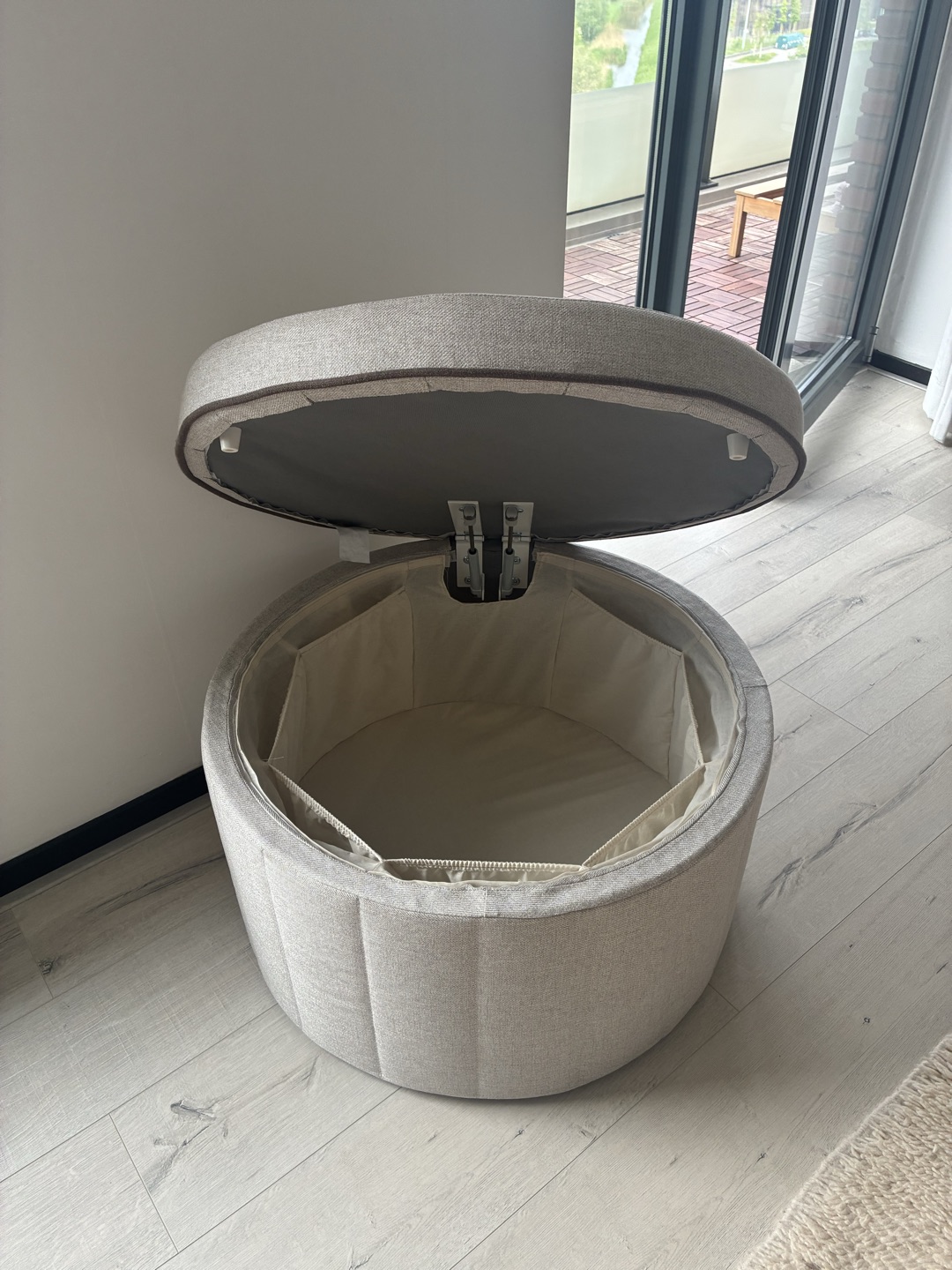 Large, round pouf in a classic style that makes a statement.

Dismeter: 70cm
Hight: 46cm

Brand new, never used.

Under the lid of this sturdy pouf, you will find a large storage space where you can store items you want to hide but keep close at hand.

You can effortlessly store your belongings in the spacious compartments of the organizer.

Large round pouf in a classic style that looks great anywhere in the house.

The inner and outer upholstery can be easily removed and washed.

The lid is easy to open and is assisted by a gas spring, very handy when putting things in or taking them out. 2