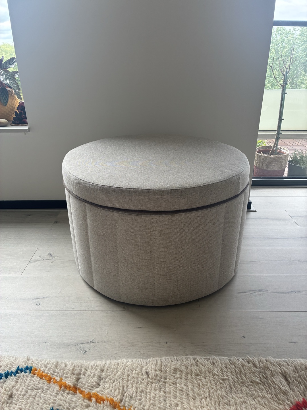 Large, round pouf in a classic style that makes a statement.

Dismeter: 70cm
Hight: 46cm

Brand new, never used.

Under the lid of this sturdy pouf, you will find a large storage space where you can store items you want to hide but keep close at hand.

You can effortlessly store your belongings in the spacious compartments of the organizer.

Large round pouf in a classic style that looks great anywhere in the house.

The inner and outer upholstery can be easily removed and washed.

The lid is easy to open and is assisted by a gas spring, very handy when putting things in or taking them out. 3