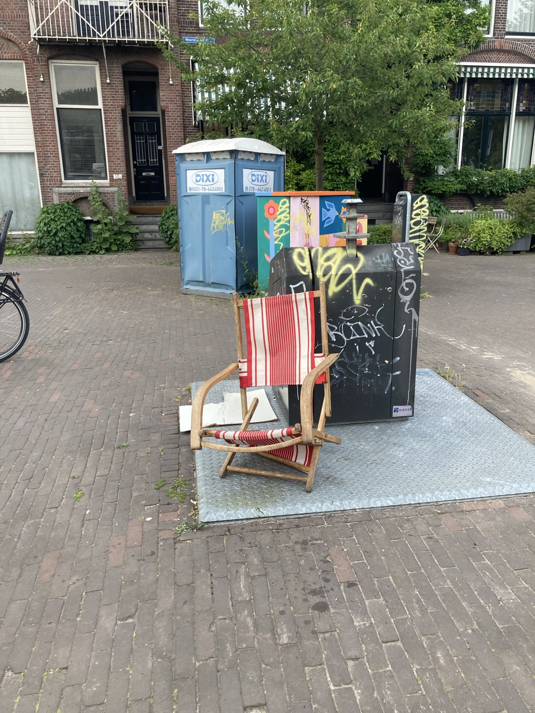 Very vintage garden or beach chair, needs fixing (but someone please save her!). 1