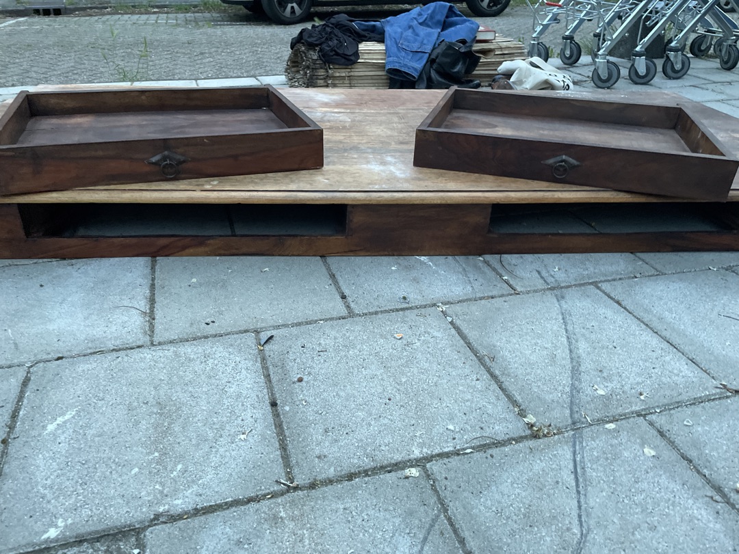 Tafel met lades en poten 1