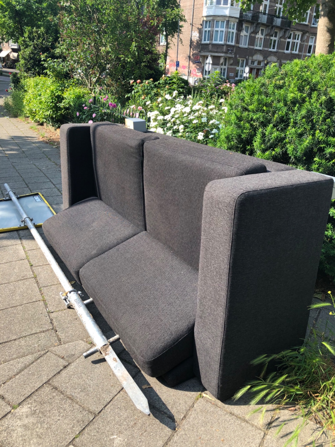 Sofa losse pootje ligt erbij 1
