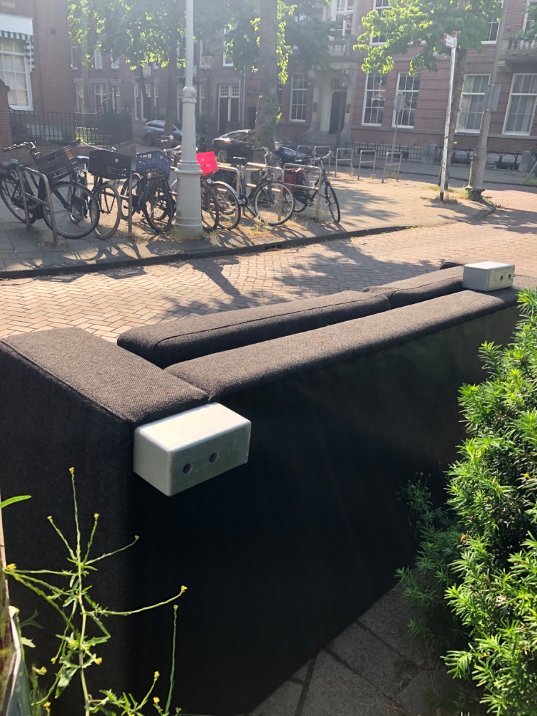 Sofa losse pootje ligt erbij 2