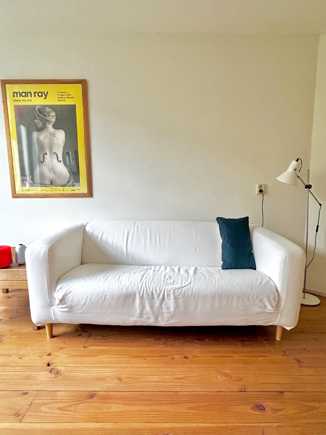 IKEA Klippan, witte hoes, houten pootjes. 

DM bij interesse, ophalen in overleg en uiterlijk voor woensdag aanstaande. 1