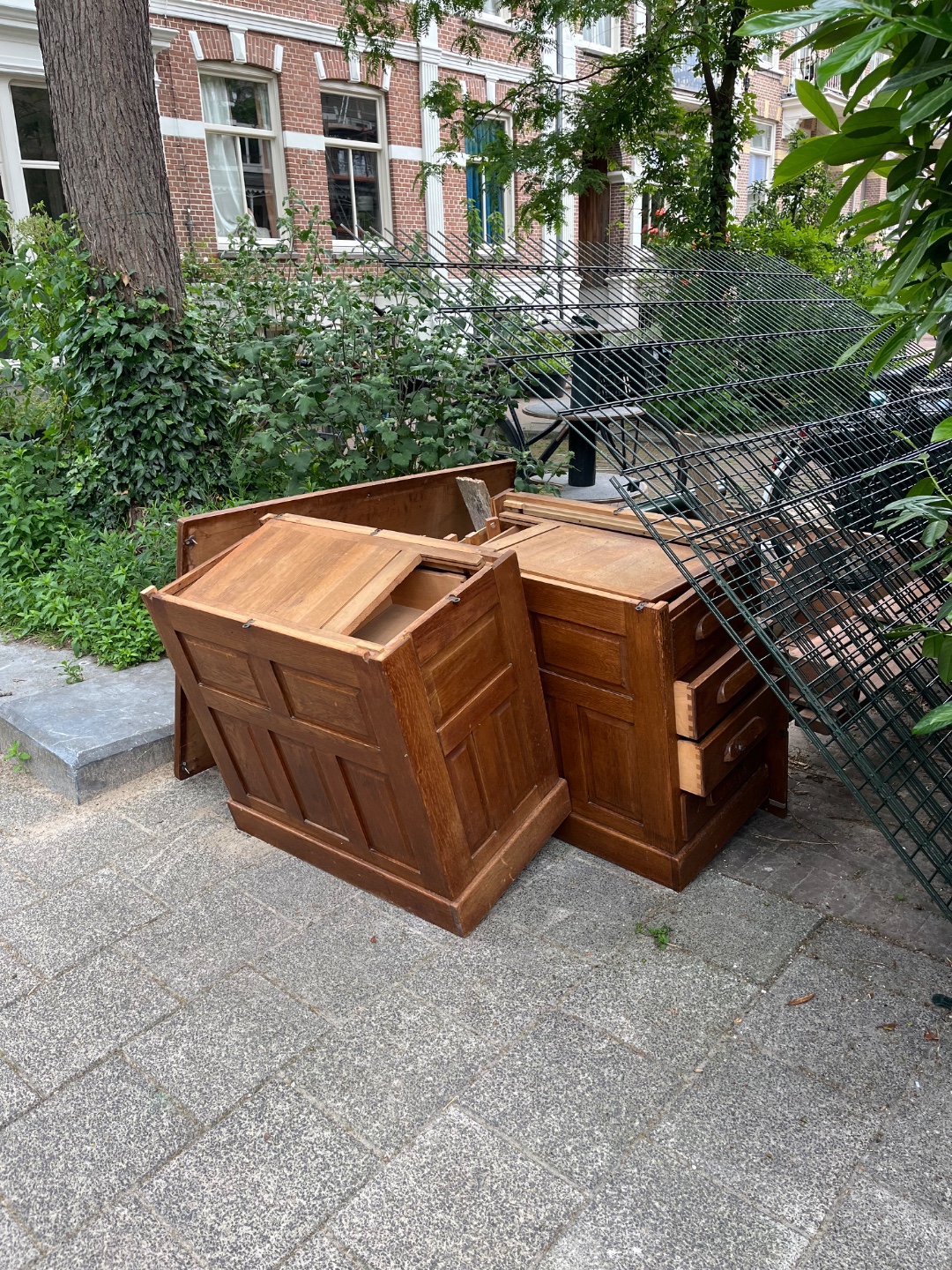 Bureau, ziet eruit alsof het weer in elkaar gezet kan worden 1