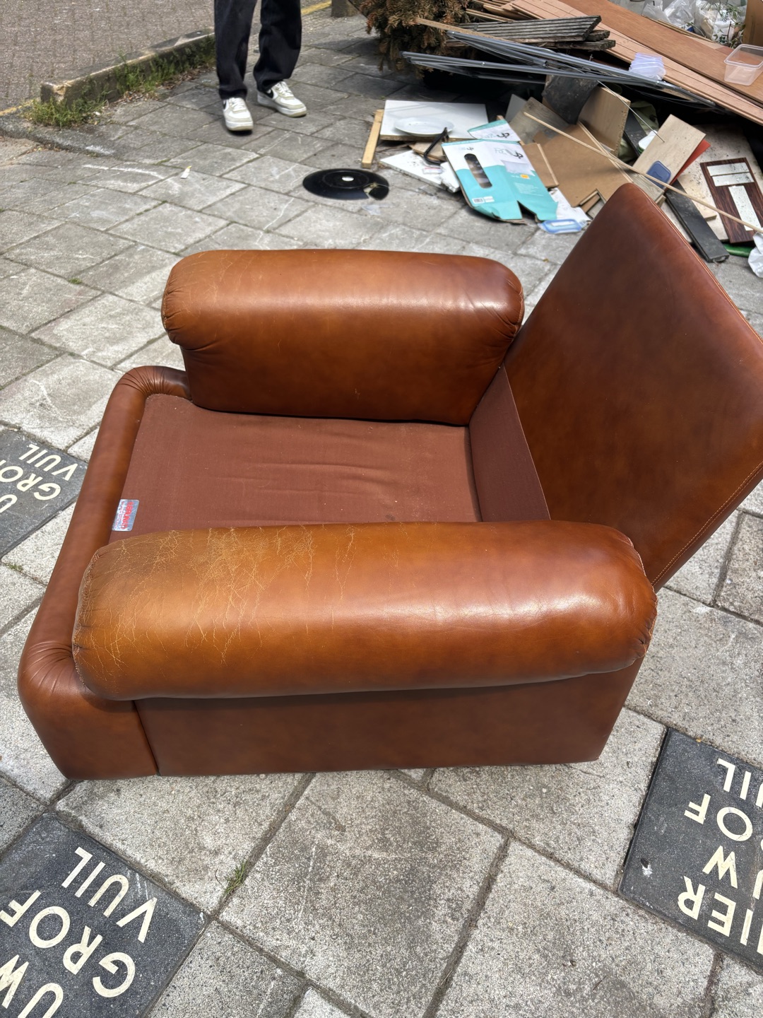 Italian designer leather chair made by Brunati without pillows. Leather not torn. High quality chair! 2