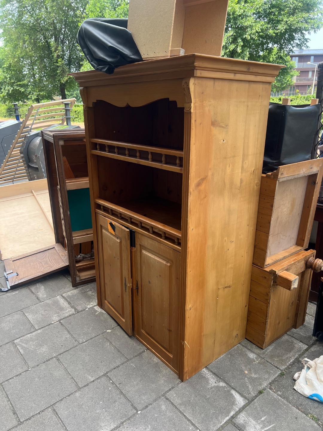 Kasten, andere huisdeco, ook twee eenpersoonslattenbodems. Door iemand gedumpt, bij de vuilcontainers op de Tasmanstraat ter hoogte van nr 39, terwijl het grofvuil pas woensdagochtend wordt opgehaald :( leuk als iemand iets moois kan scoren! 1