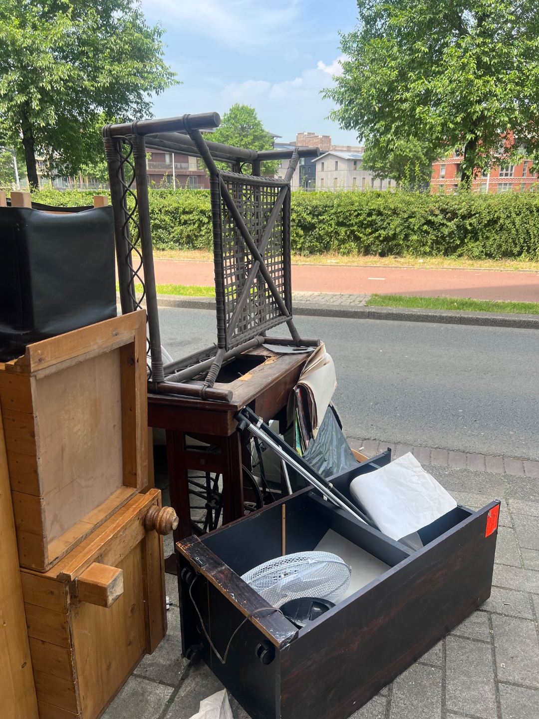 Kasten, andere huisdeco, ook twee eenpersoonslattenbodems. Door iemand gedumpt, bij de vuilcontainers op de Tasmanstraat ter hoogte van nr 39, terwijl het grofvuil pas woensdagochtend wordt opgehaald :( leuk als iemand iets moois kan scoren! 2