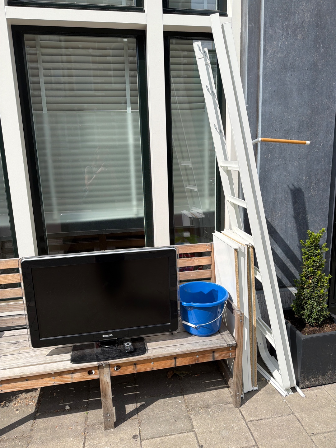 Tv Philips and IKEA wardrobe open 1
