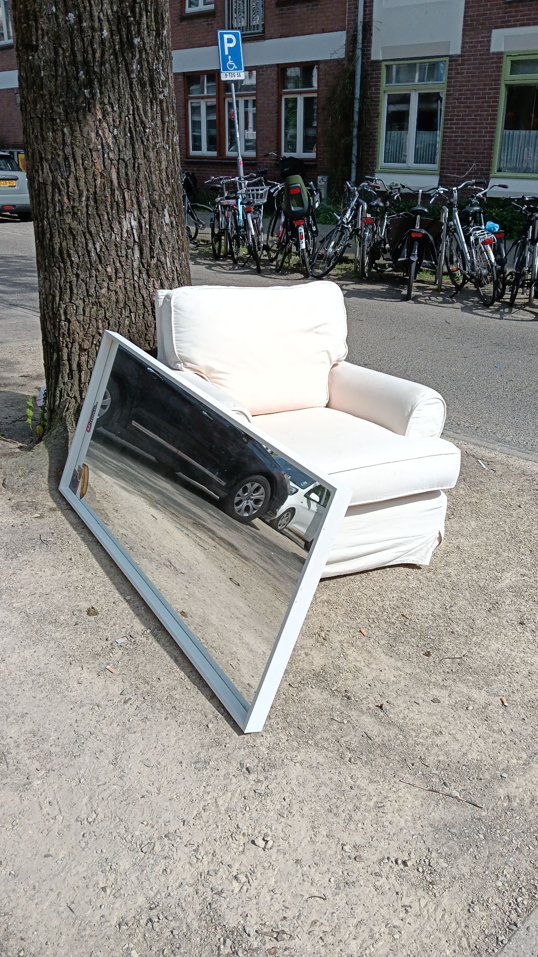 spiegel en nette stoel bij nr 127 1