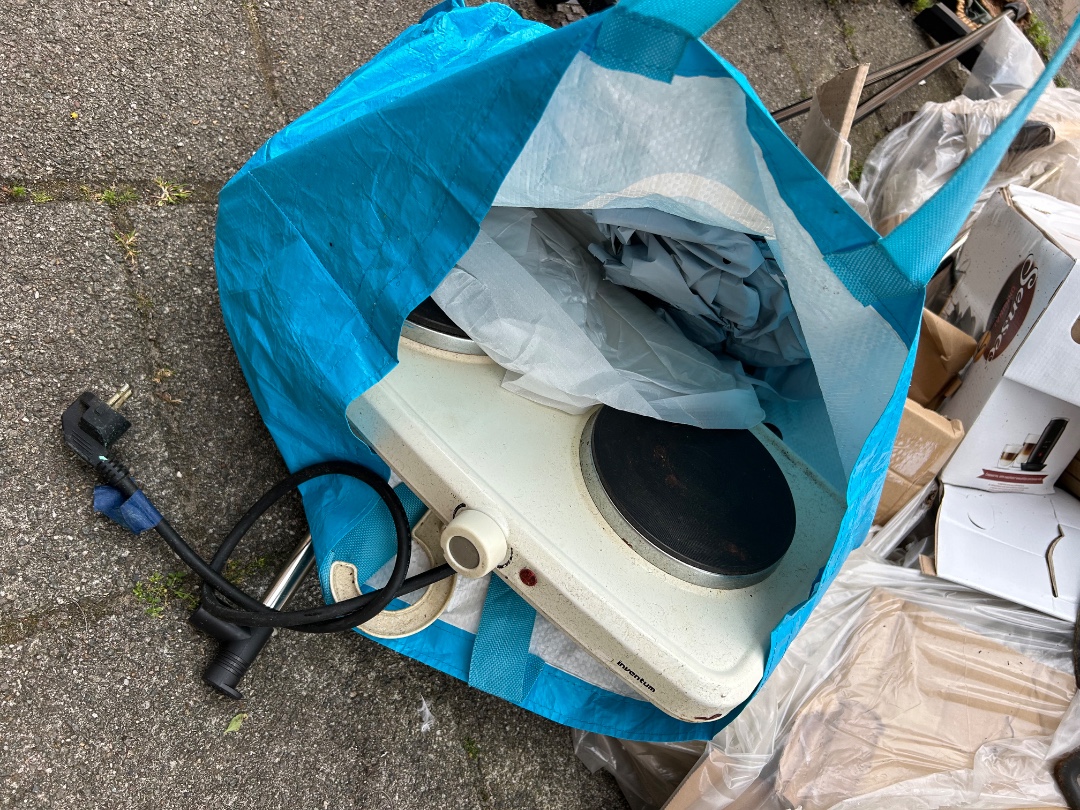 📍Amsterdam, rivierenbuurt, Moerdijkstraat
Bank, poef, gasplaat 2