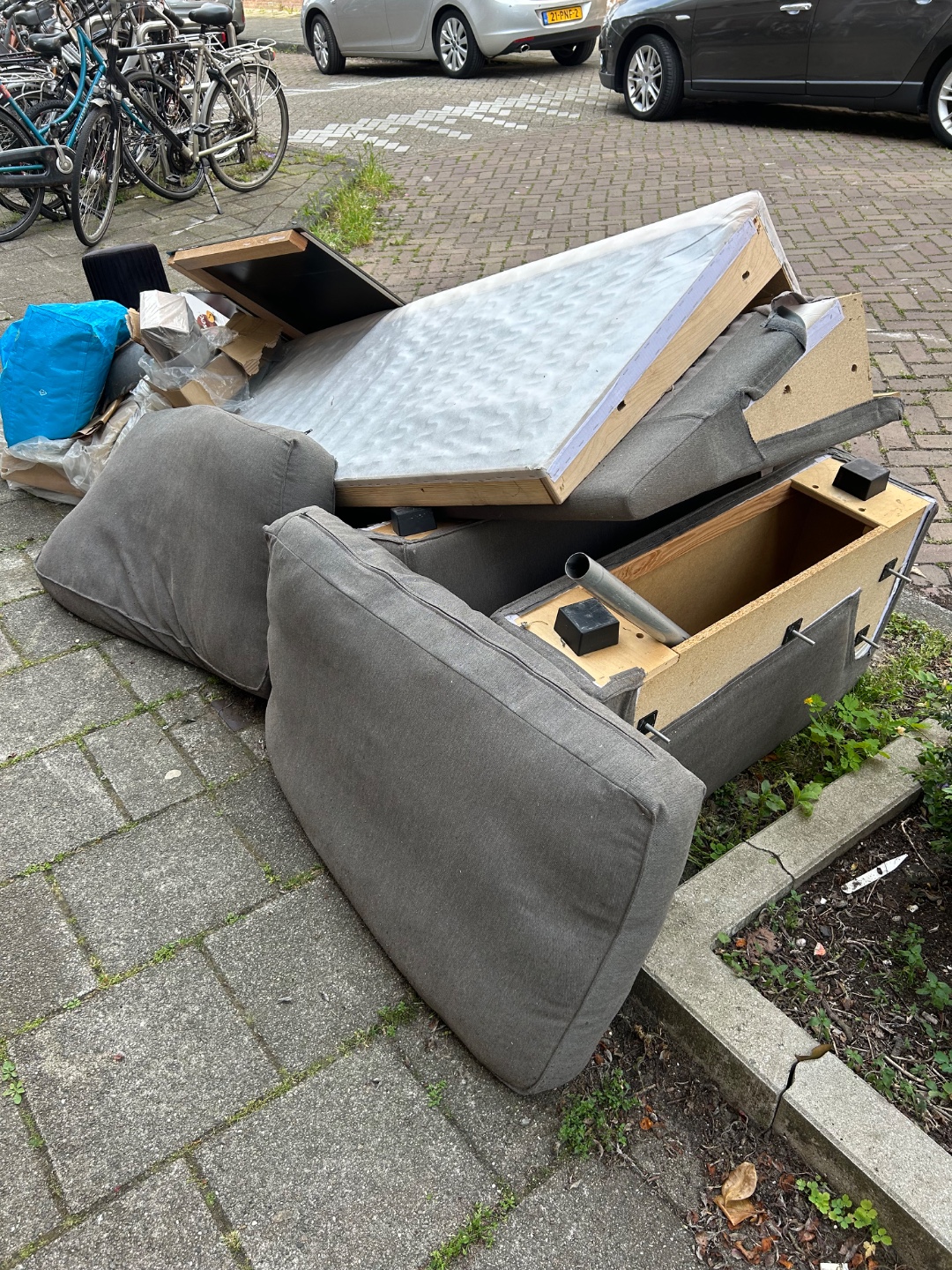 📍Amsterdam, rivierenbuurt, Moerdijkstraat
Bank, poef, gasplaat 3