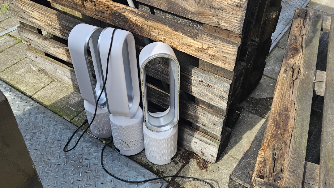 3 small fans. Not sure if they work. 1
