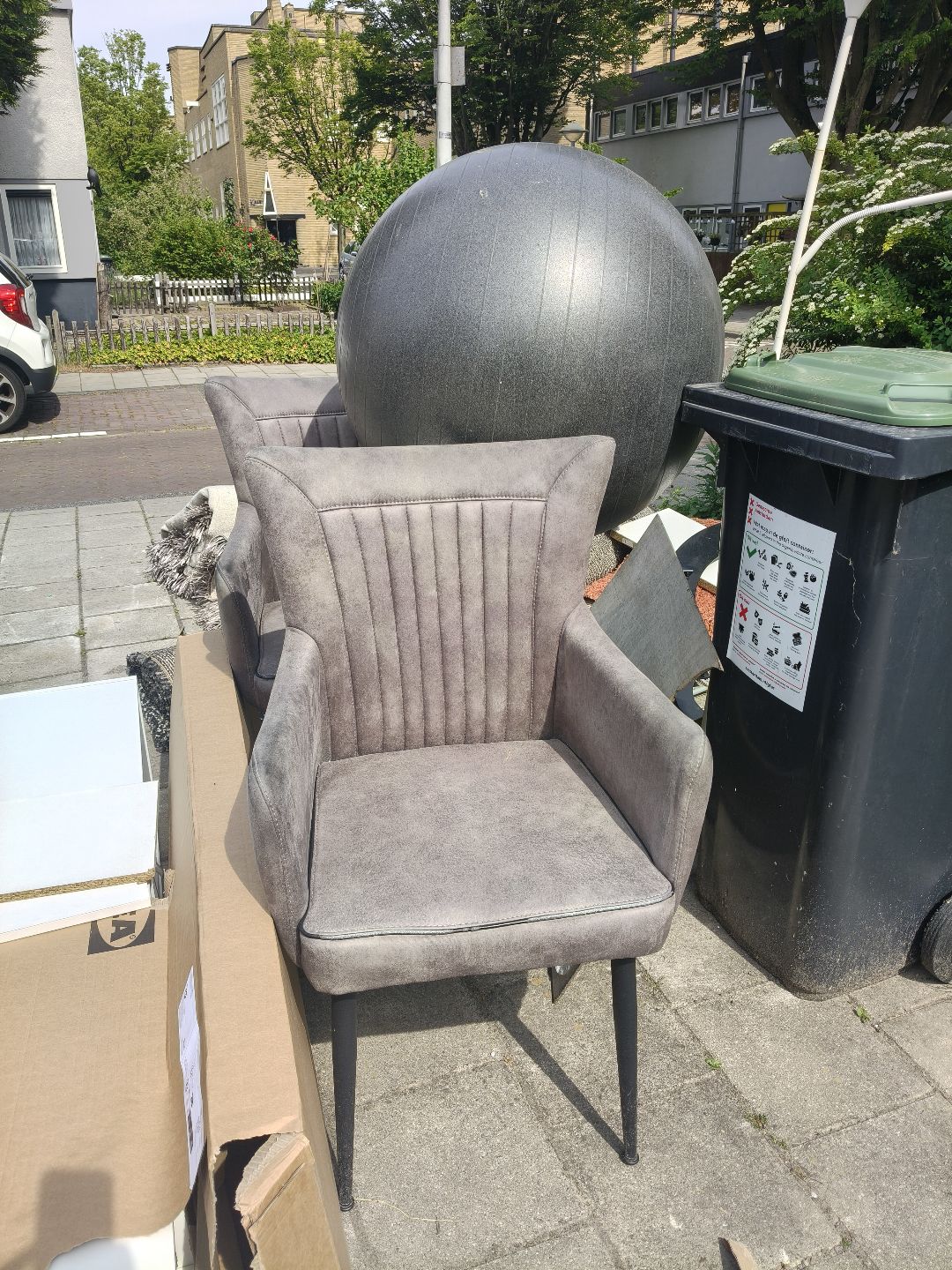 Kleden en stoelen in goede staat in Betondorp bij de container in de Akkerstraat 2