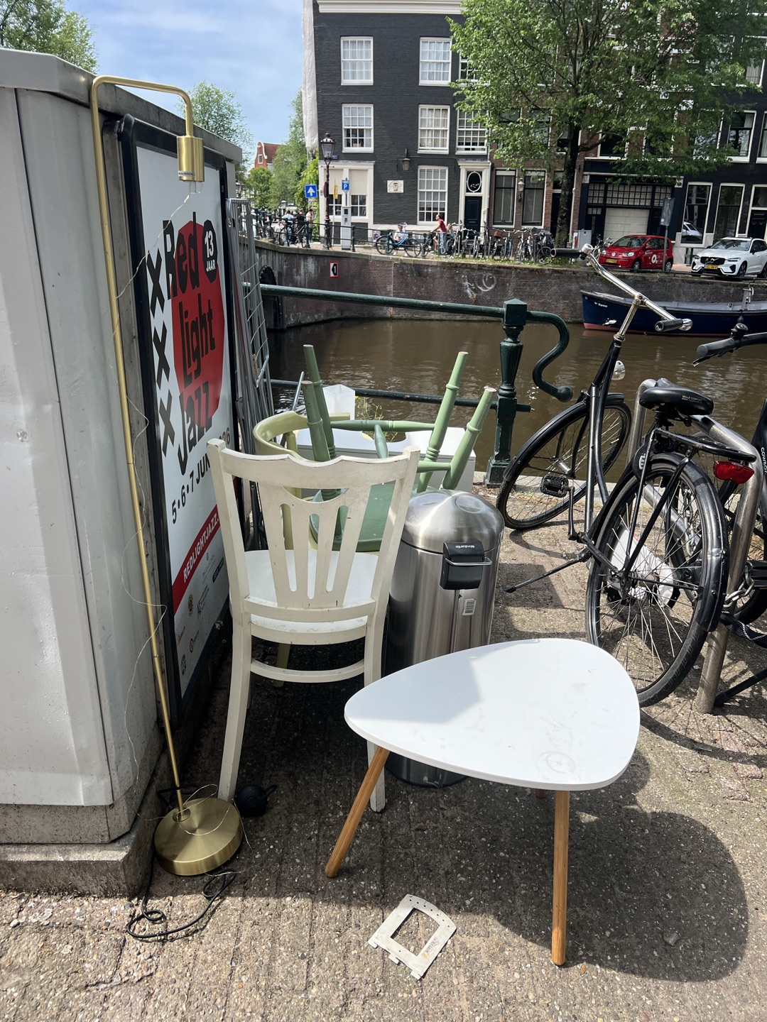 Chairs, lamp, side table, bin, badkamer kastje, wasrek 1