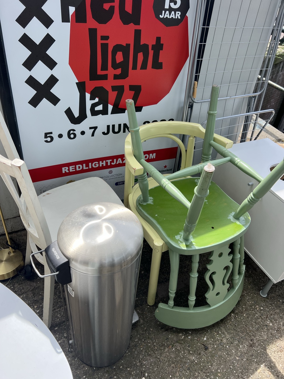 Chairs, lamp, side table, bin, badkamer kastje, wasrek 2