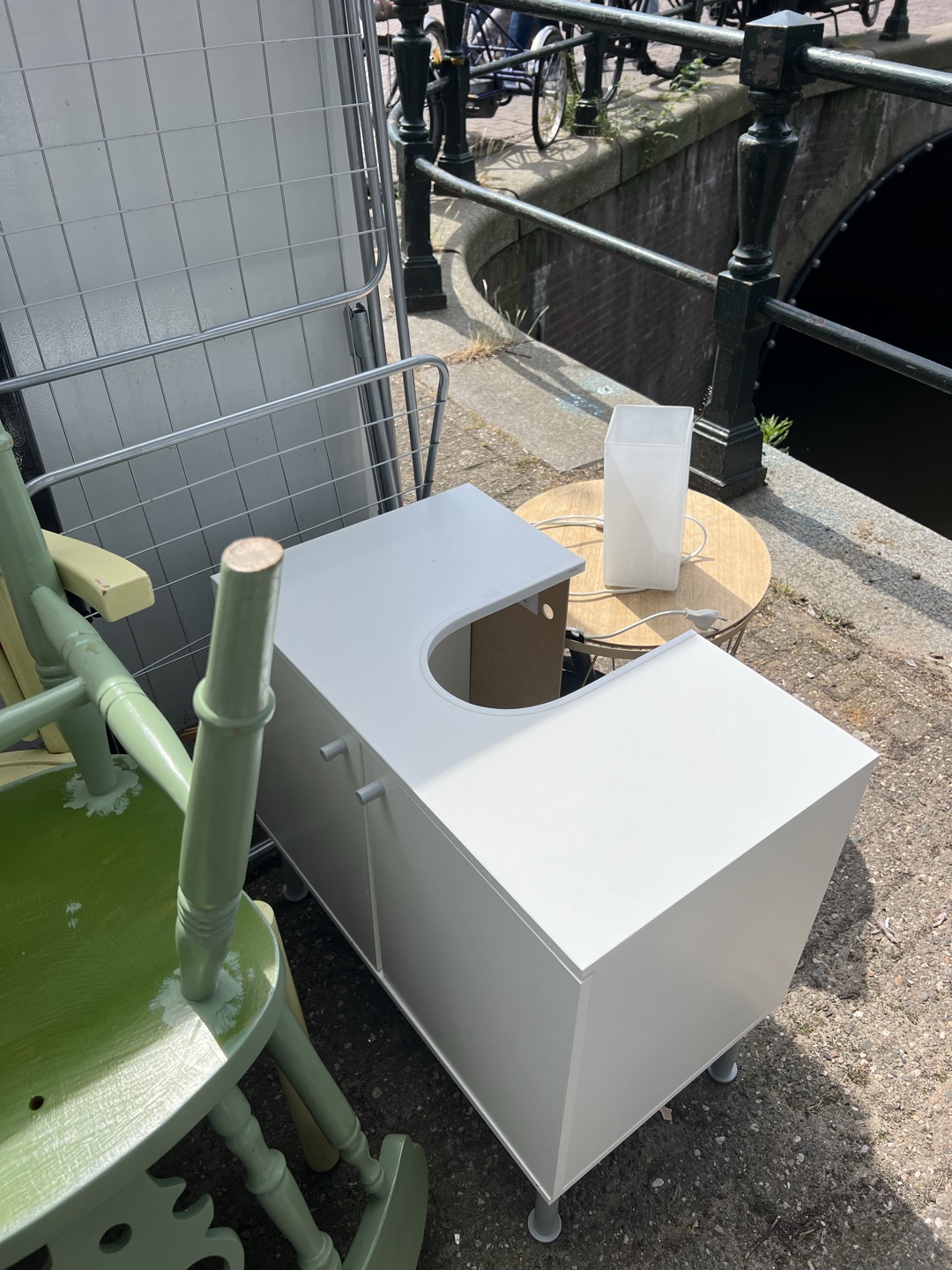 Chairs, lamp, side table, bin, badkamer kastje, wasrek 3