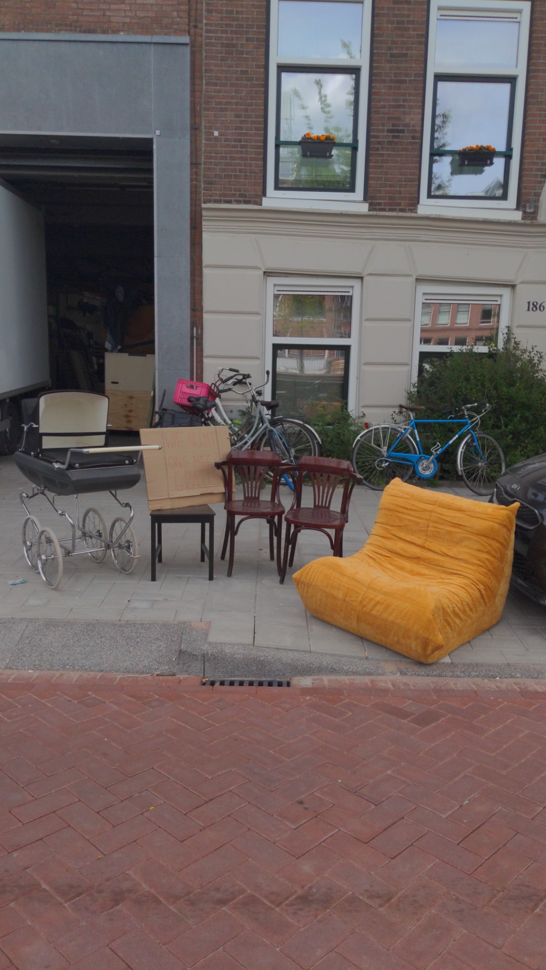 Some chairs and a (fake) ligne roset Togo :) 1