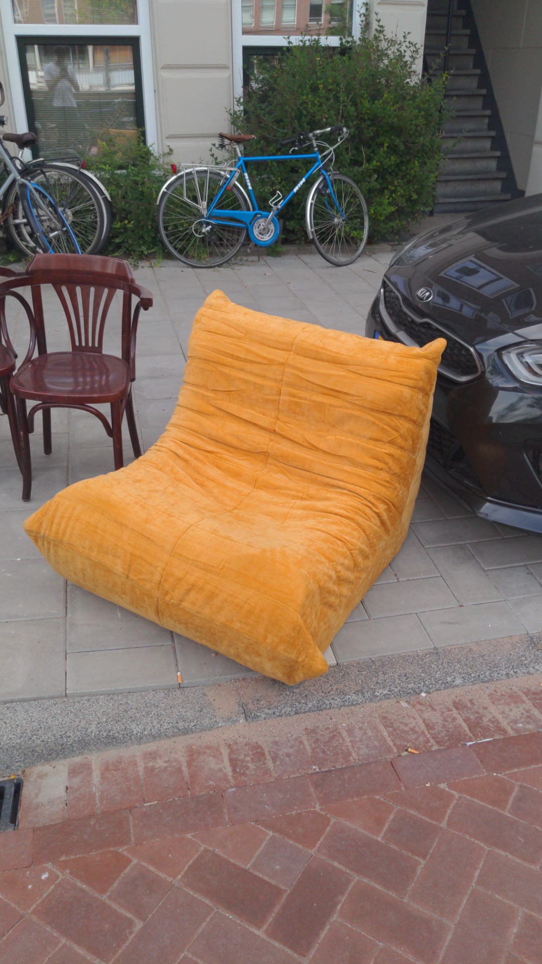 Some chairs and a (fake) ligne roset Togo :) 2