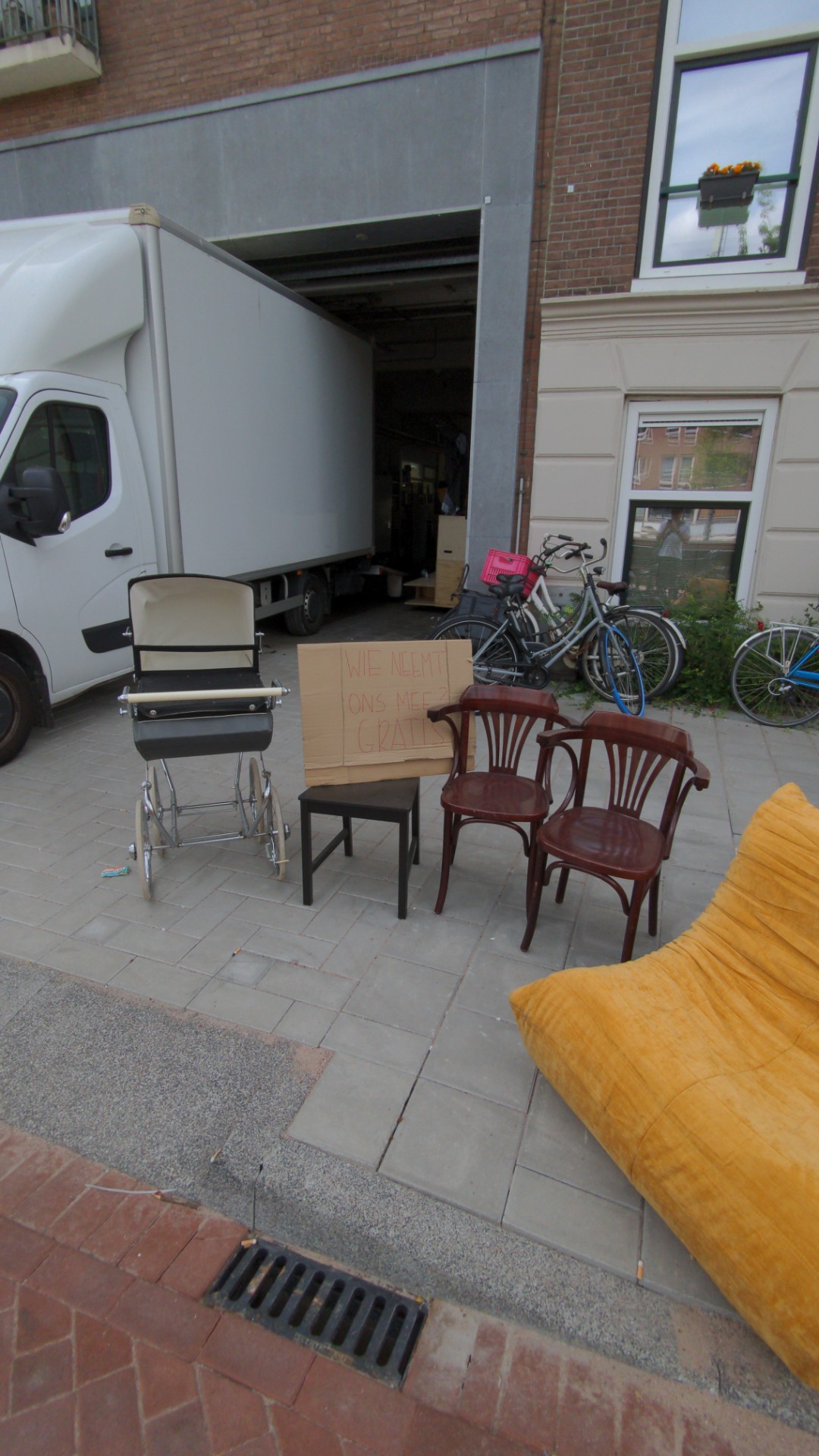 Some chairs and a (fake) ligne roset Togo :) 3