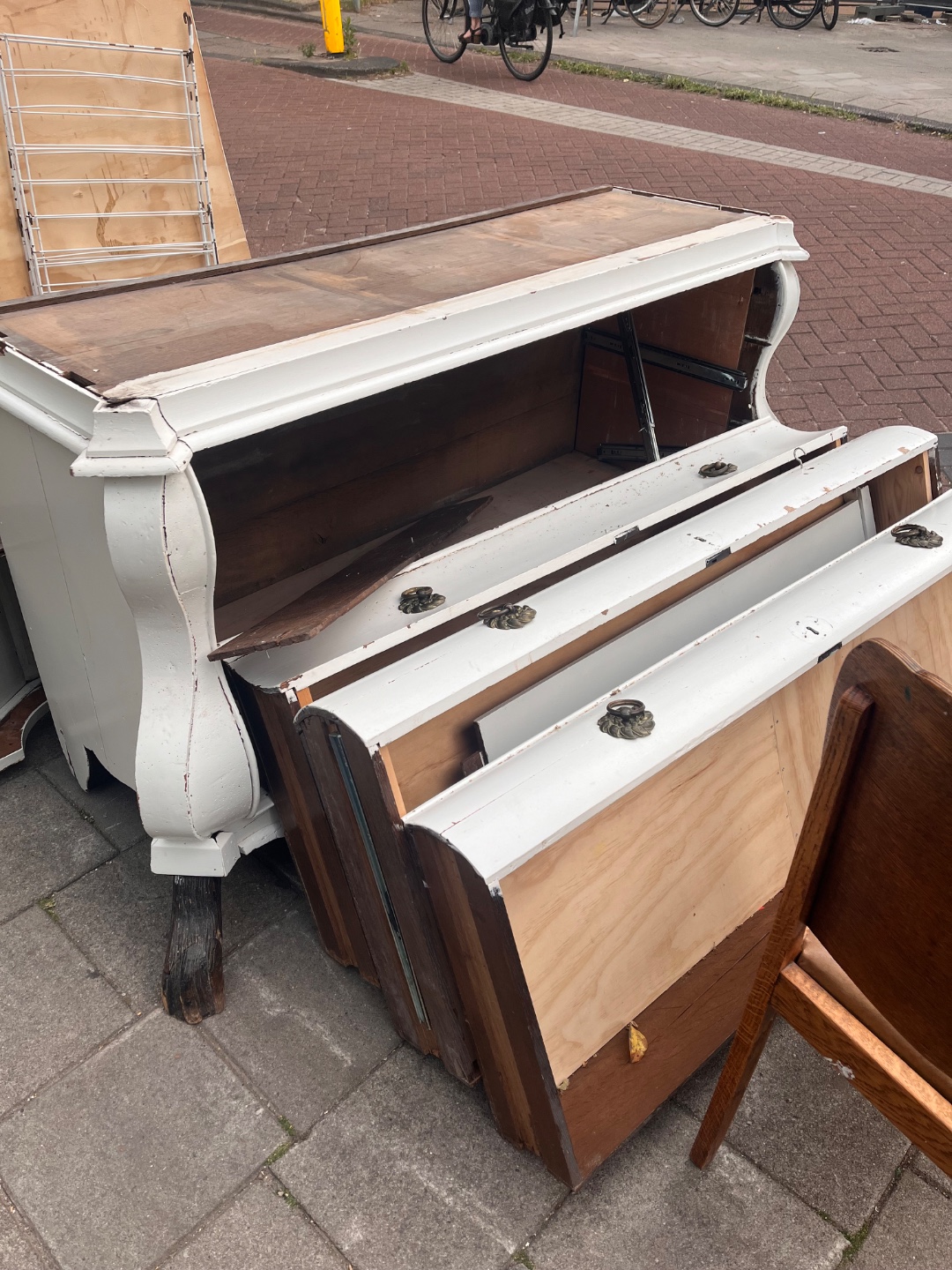Antieke kast in onderdelen 1