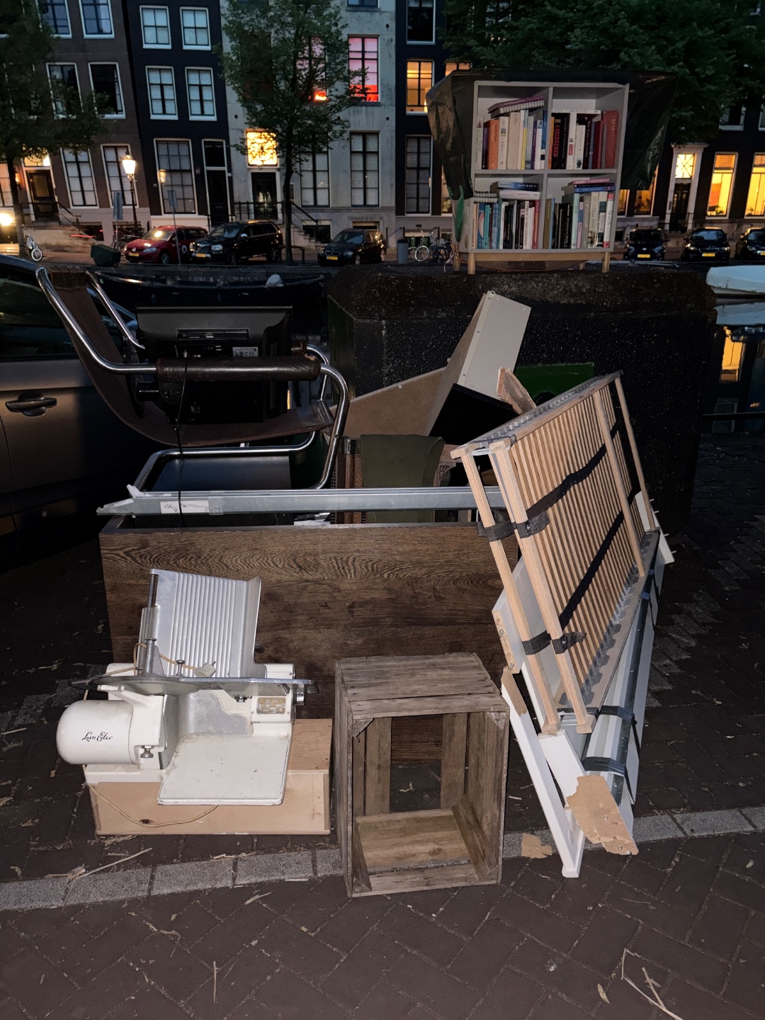 Lot of stuff, working tv, chairs, cutting machine. Keizersgracht 242 1