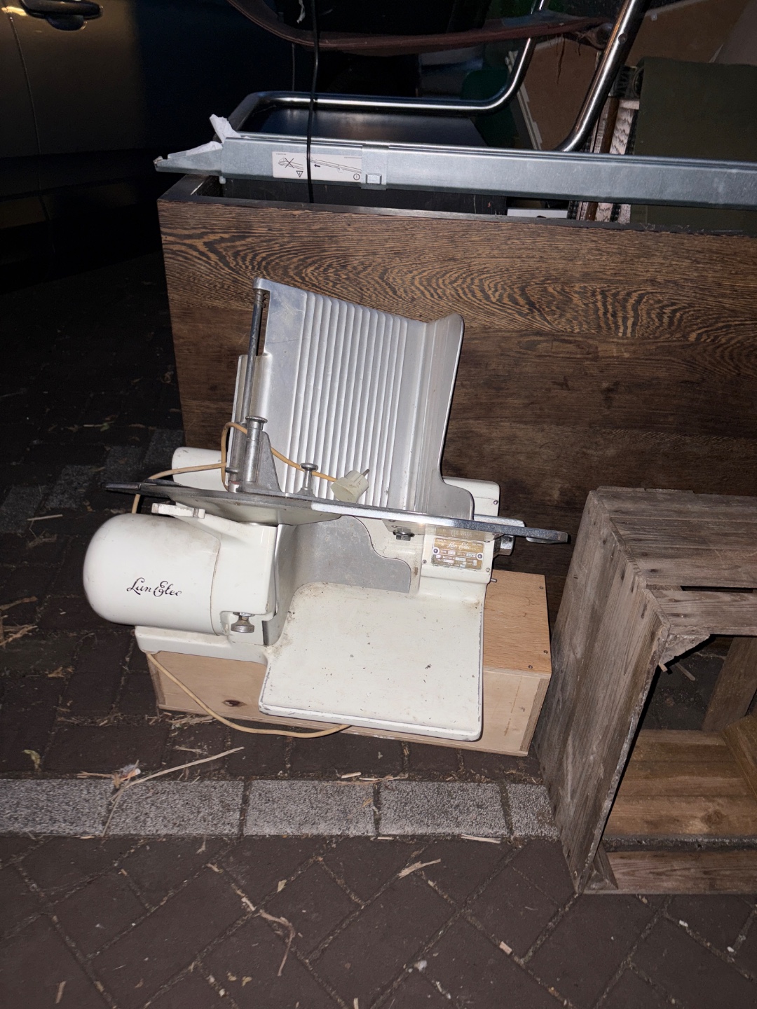 Lot of stuff, working tv, chairs, cutting machine. Keizersgracht 242 3