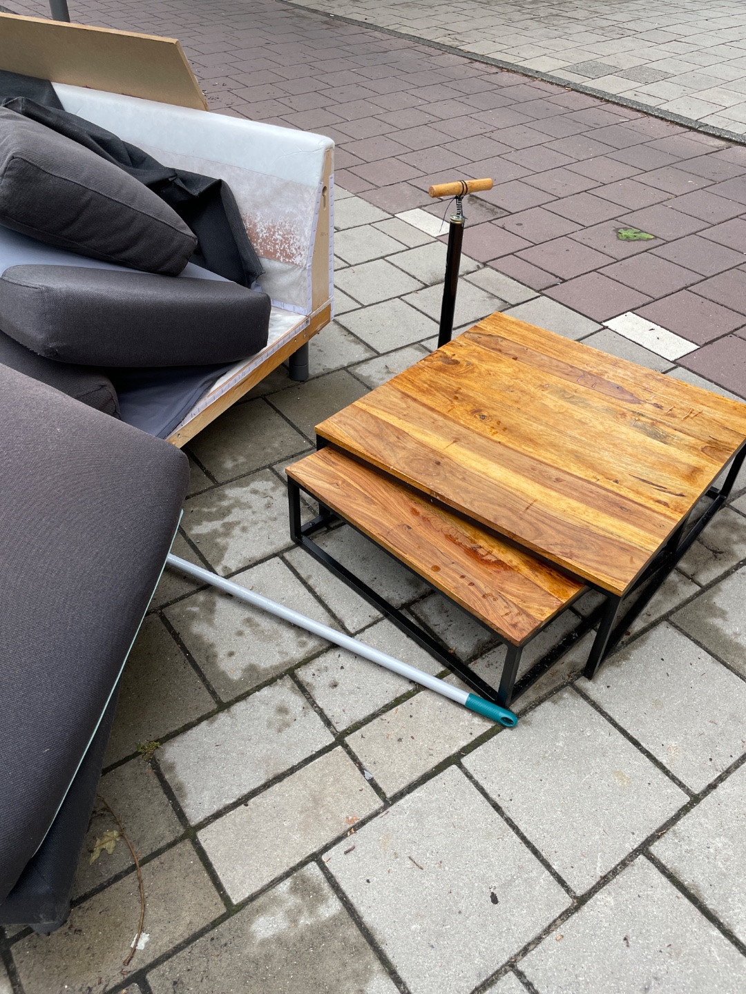 Mooie tafels, bank is wat nat geworden, tegenover mijn tandarts 1