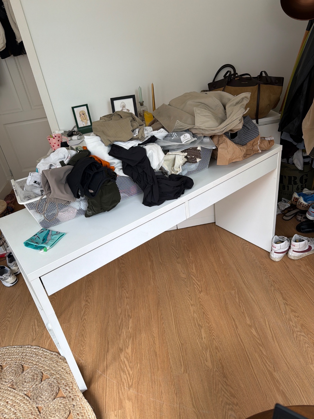 Free desk, pick up at Weteringschans 211b please send a message to: yaelhalteren on instagram 1