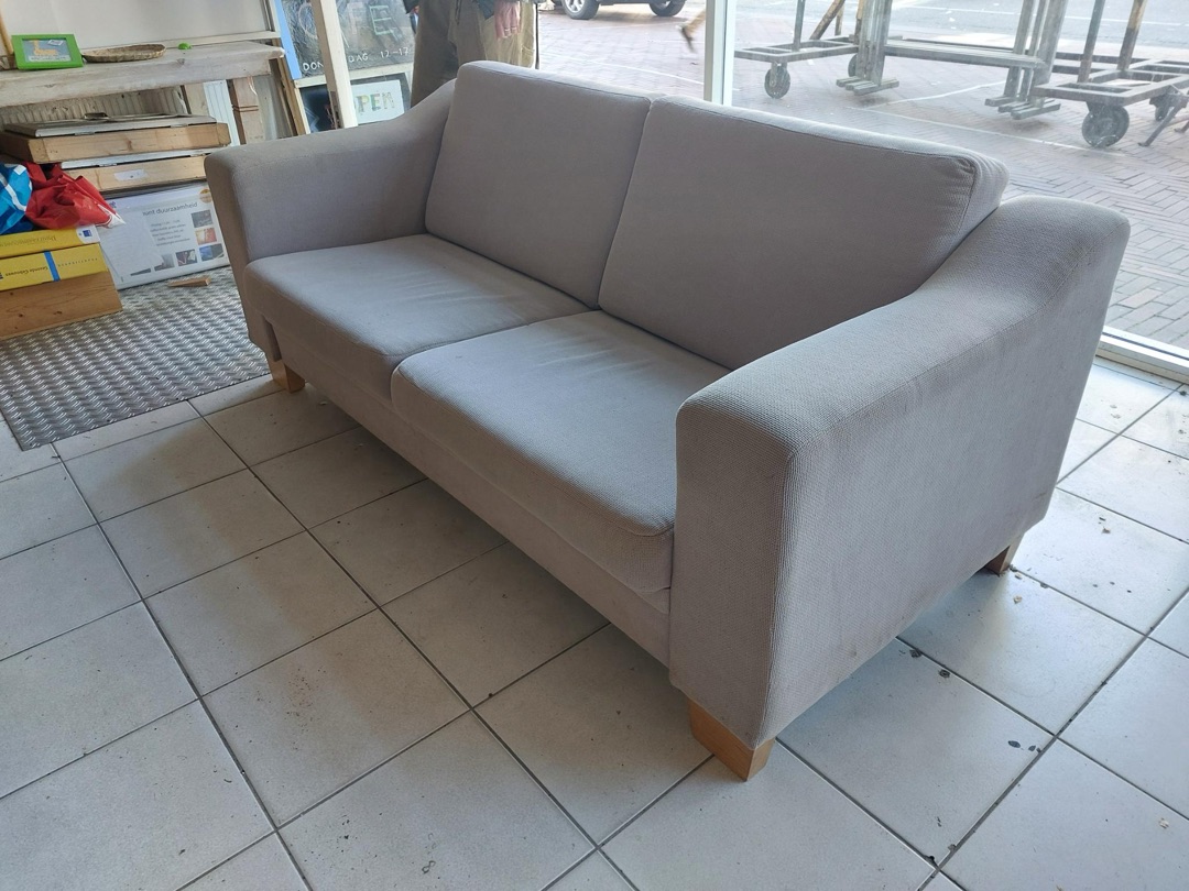 Twee banken die weg mogen bij het Afvalpaleis wegens herinrichting. (Die bruine bank is trouwens heerlijk om in te zitten… een echte loveseat) 2