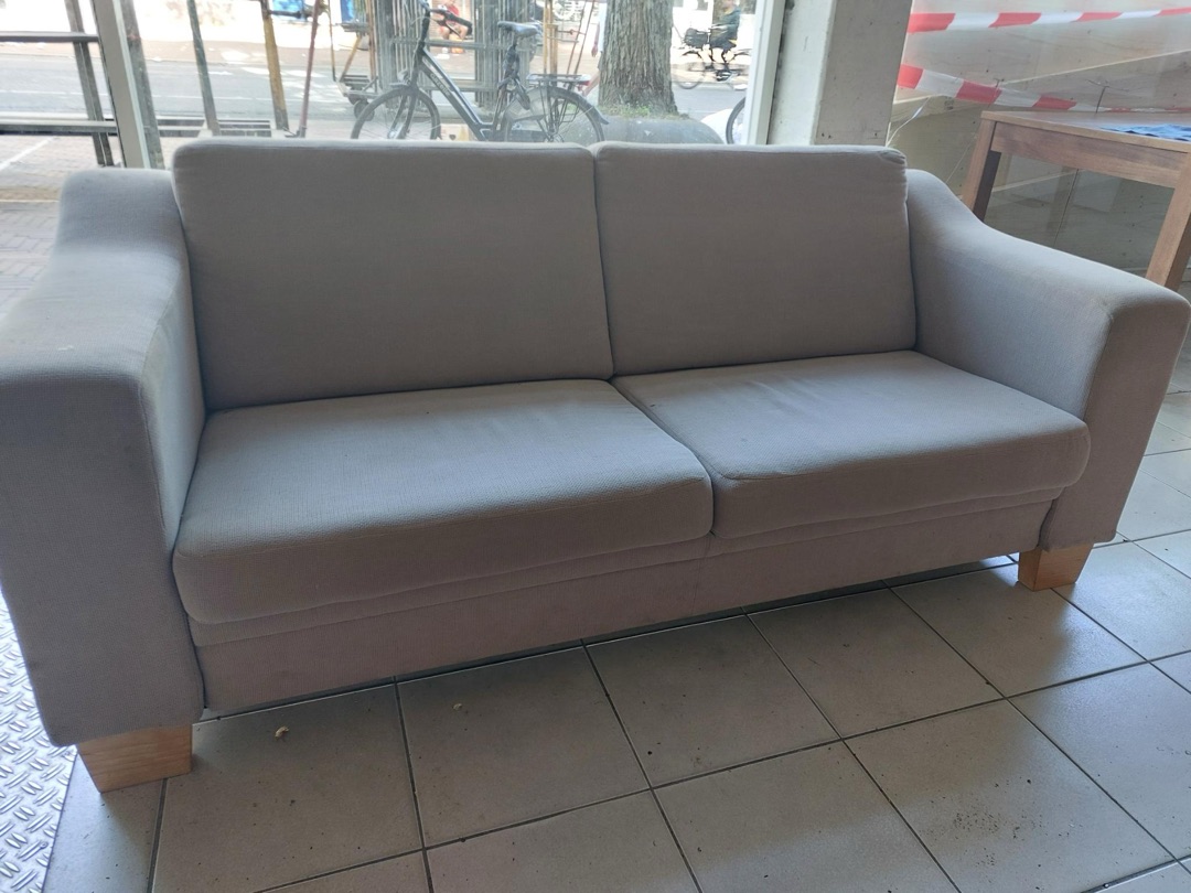 Twee banken die weg mogen bij het Afvalpaleis wegens herinrichting. (Die bruine bank is trouwens heerlijk om in te zitten… een echte loveseat) 3