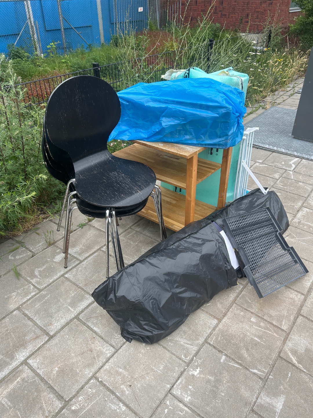 4 chairs and a sidetable 1