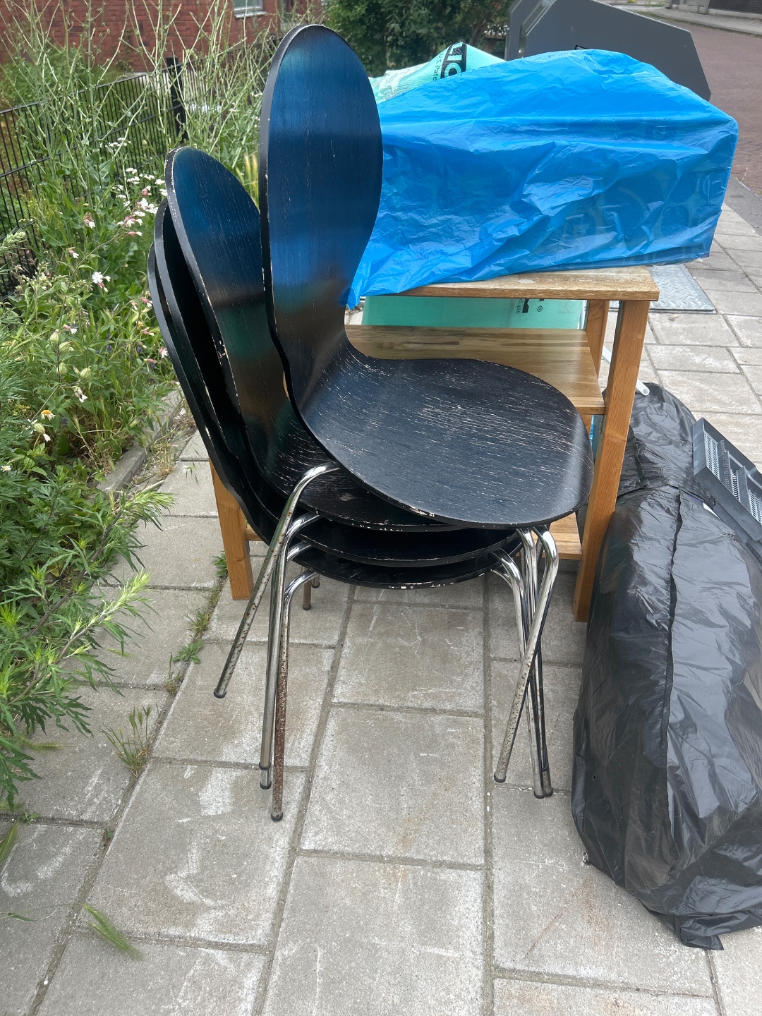4 chairs and a sidetable 2