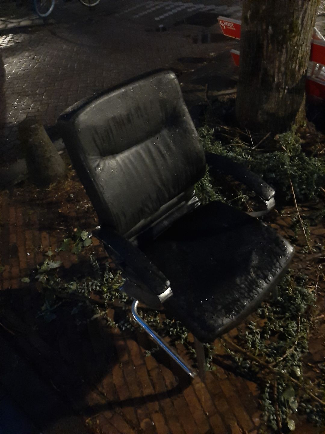 this is the right location of the chair. the other post was theong street 1