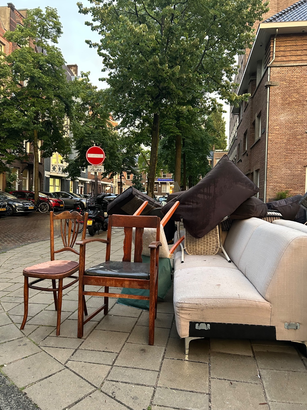 Ik kon niet alle stoelen meenemen. Deze staan er nog! 1