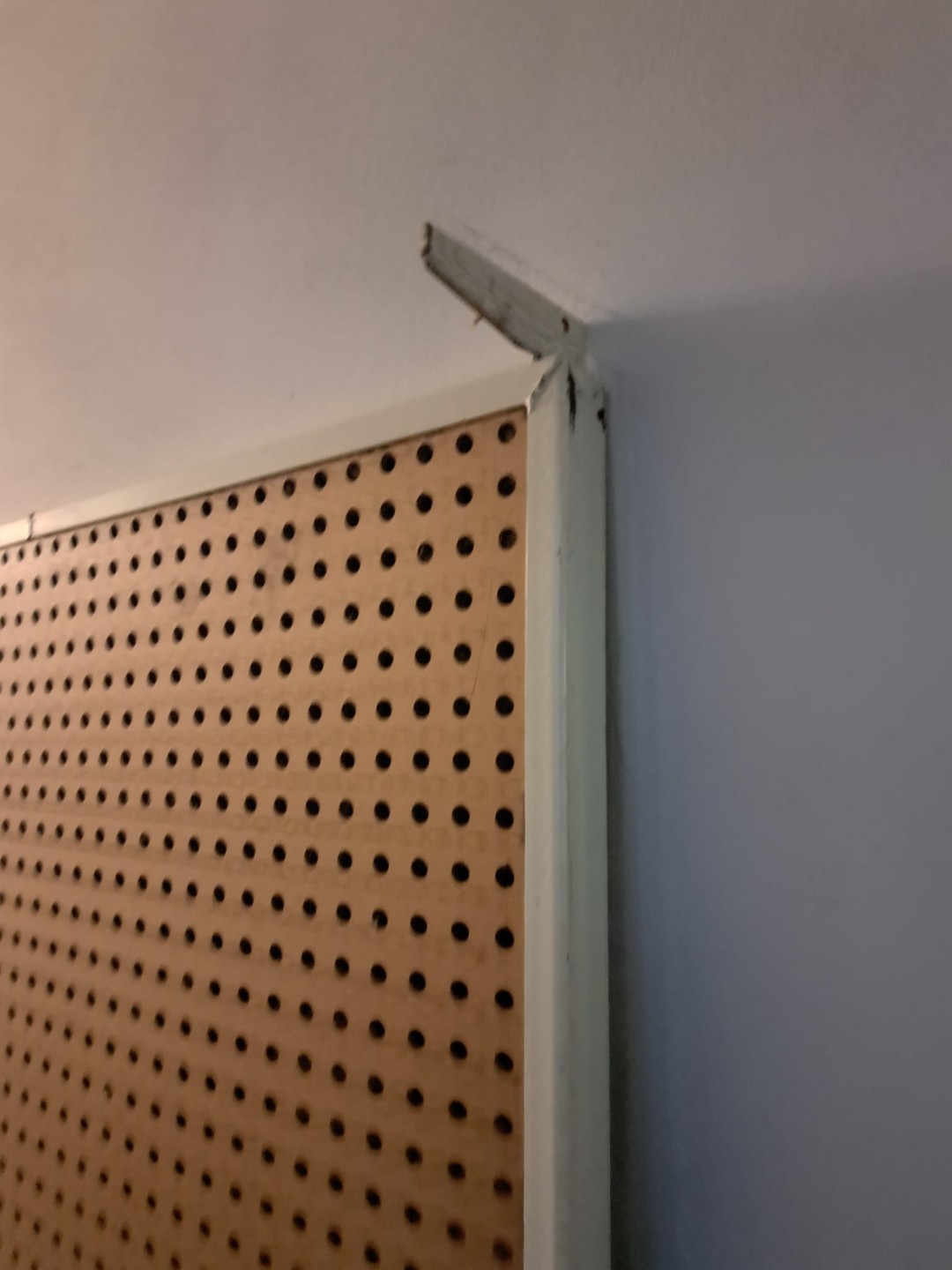 Metal bedframe with cardboard, quite heavy
Available for pickup at Linnaeusstraat before Thursday evening
Dm @floor.kuiper 3