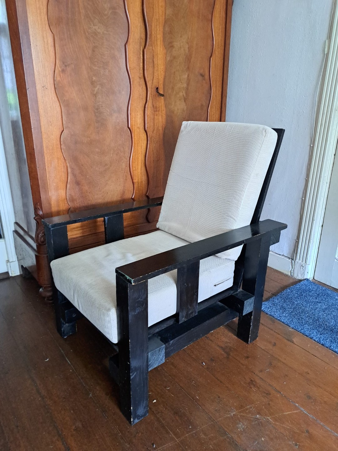 Selfmade wooden chair, cushions included
Available for pick up at Linnaeusstraat before Thursday evening
Dm @floor.kuiper 1