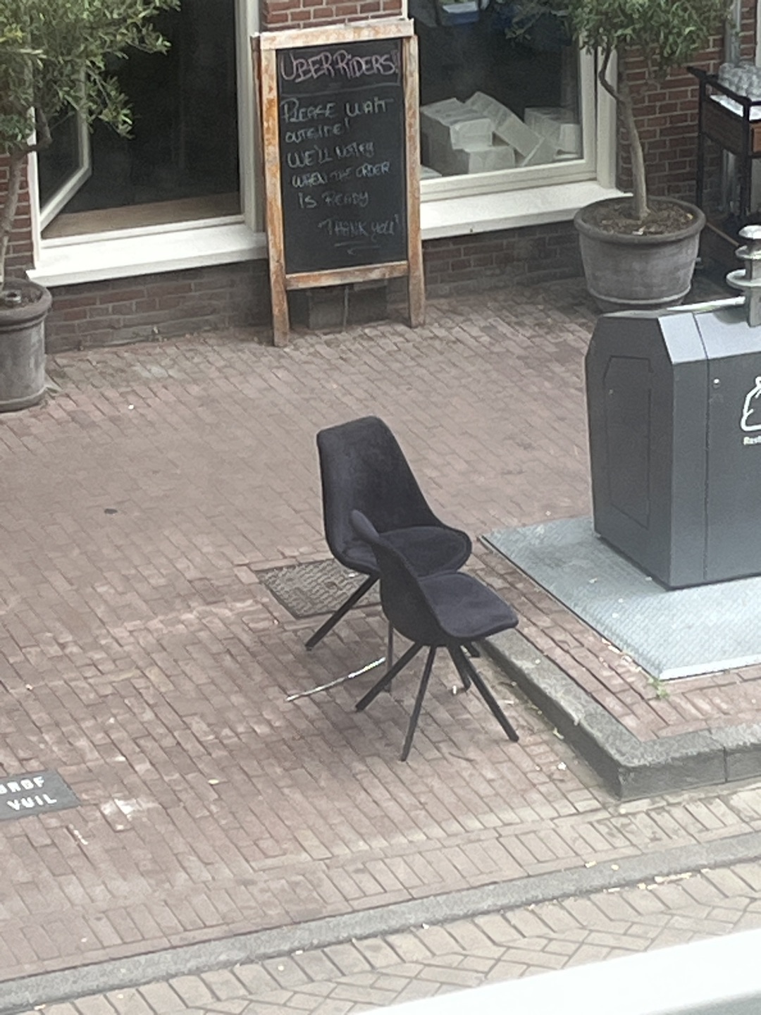 Zwarte stoffen stoelen 1