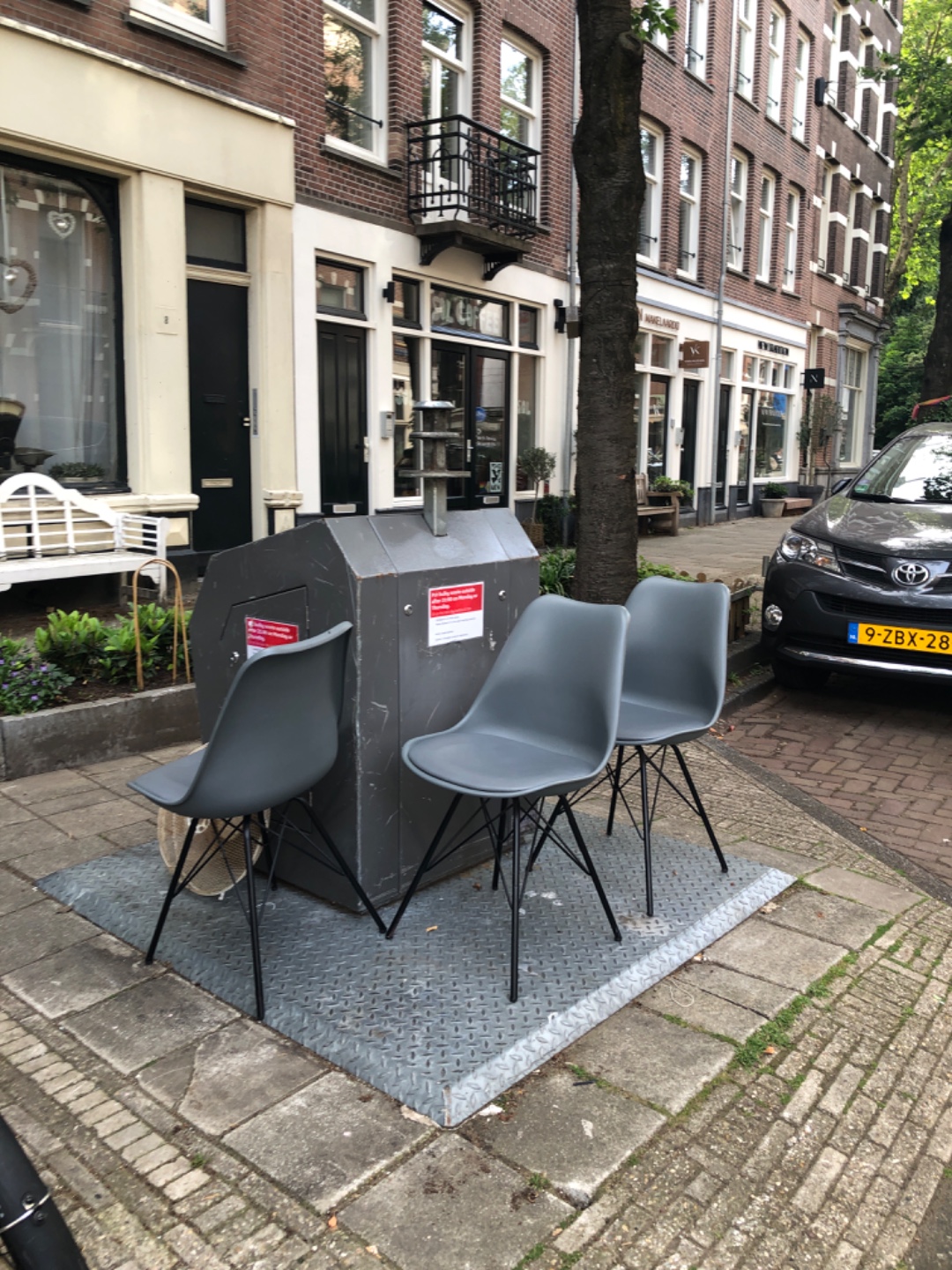 Drie stoelen, chairs 1