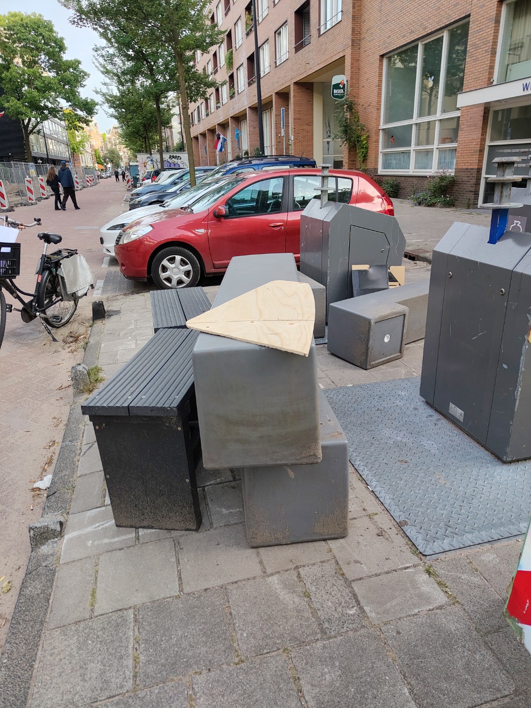 4 grijze, plastic banken (hol, dus niet zwaar) en 2 bankjes van zwart 'hout' (composite, dus zwaar) 1
