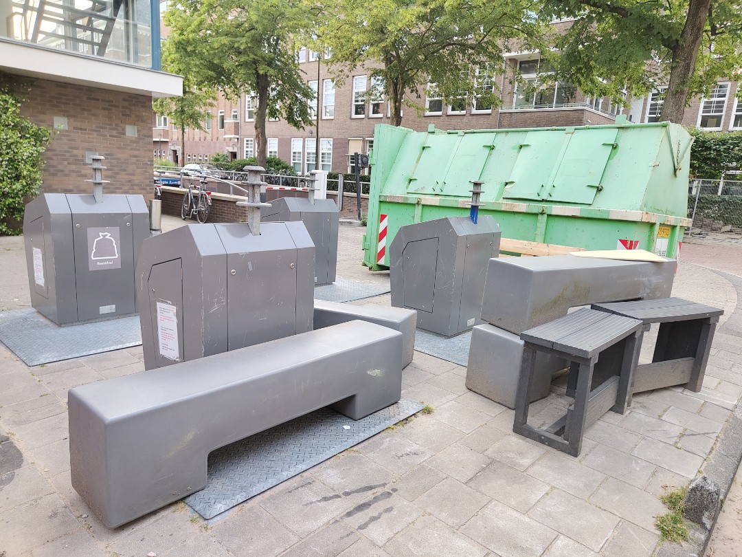 4 grijze, plastic banken (hol, dus niet zwaar) en 2 bankjes van zwart 'hout' (composite, dus zwaar) 2