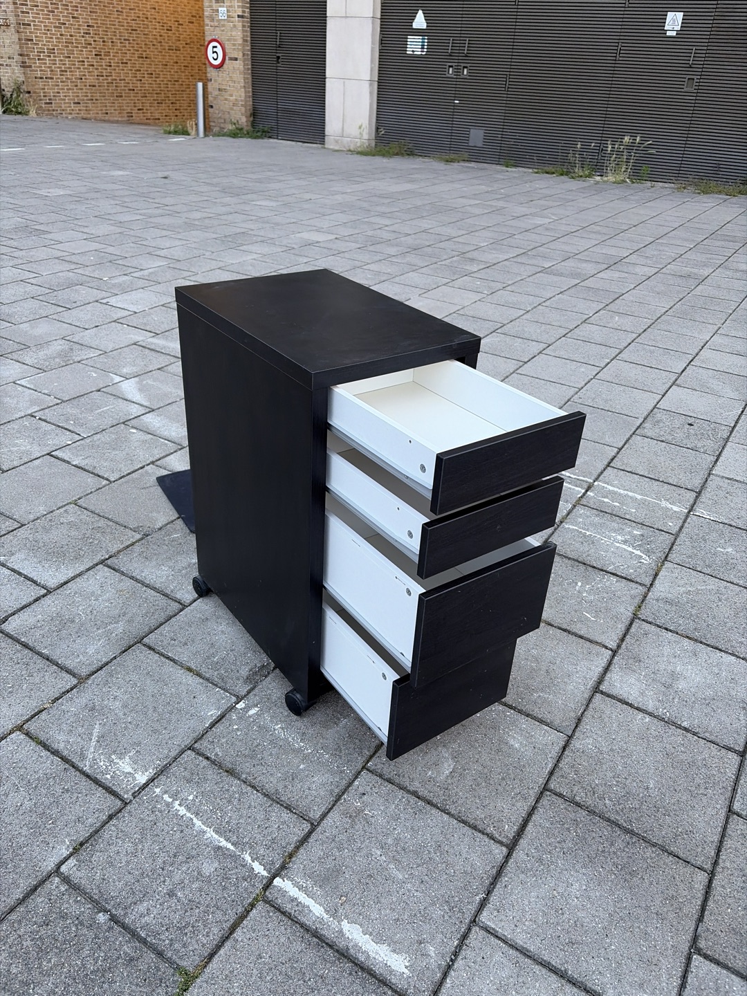 Ladenblok 1