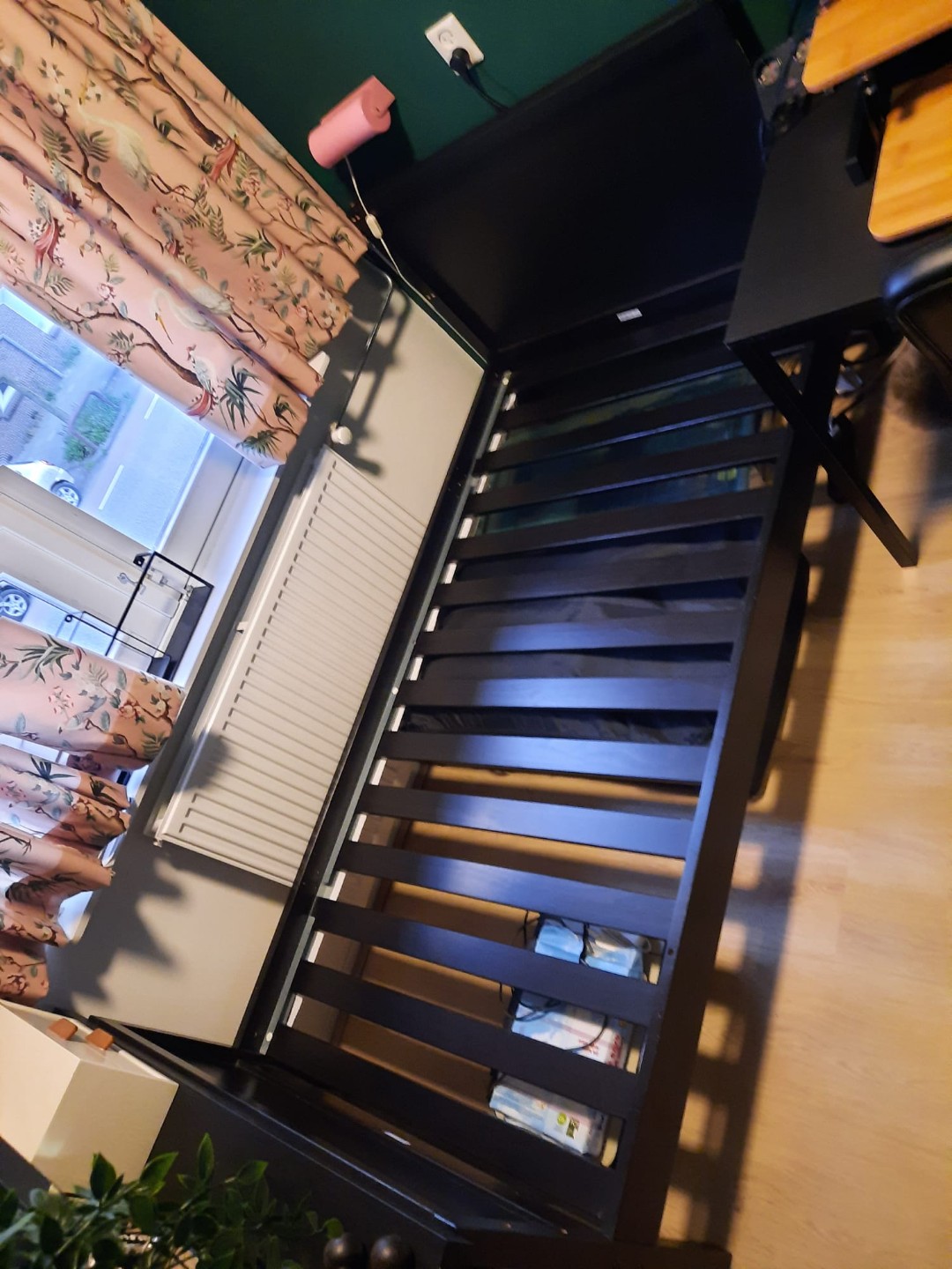 Eenpersoons bed, van Ikea. Eventueel inclusief matras (die is heel weinig gebruikt als logeerbed en altijd met een dubbele hoes, dus nog heel schoon). Het bed is al uit elkaar gehaald. Gratis op te halen. Aanbellen bij nr 21A. 1
