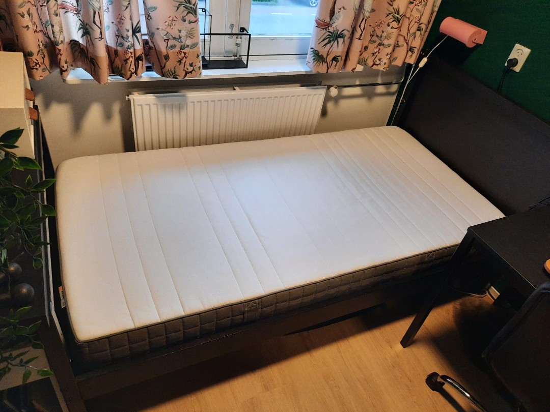 Eenpersoons bed, van Ikea. Eventueel inclusief matras (die is heel weinig gebruikt als logeerbed en altijd met een dubbele hoes, dus nog heel schoon). Het bed is al uit elkaar gehaald. Gratis op te halen. Aanbellen bij nr 21A. 2