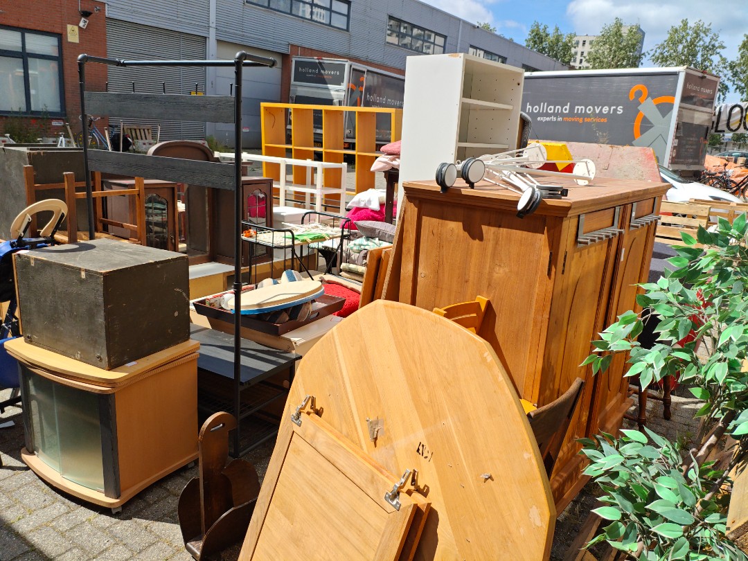 Gratis ophalen kringloopwinkel Tweede kans en meer is al gesloten en is aan het inpakken. Er staat ook een container naast. 1
