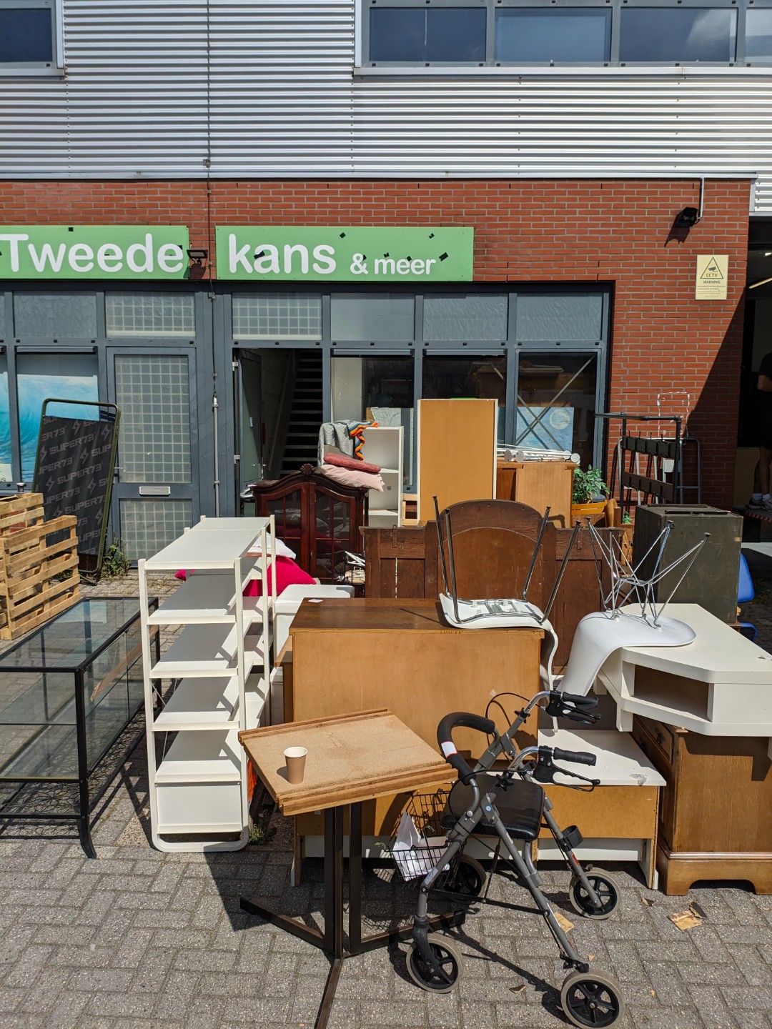 Gratis ophalen kringloopwinkel Tweede kans en meer is al gesloten en is aan het inpakken. Er staat ook een container naast. 2