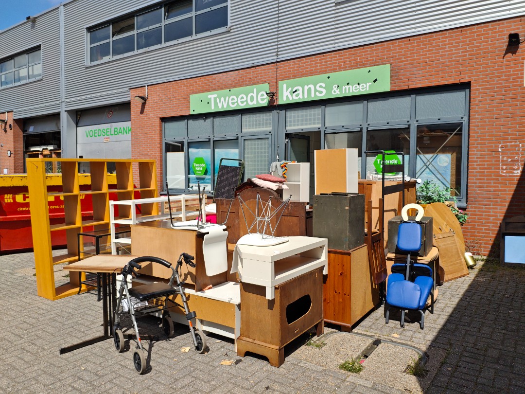 Gratis ophalen kringloopwinkel Tweede kans en meer is al gesloten en is aan het inpakken. Er staat ook een container naast. 3