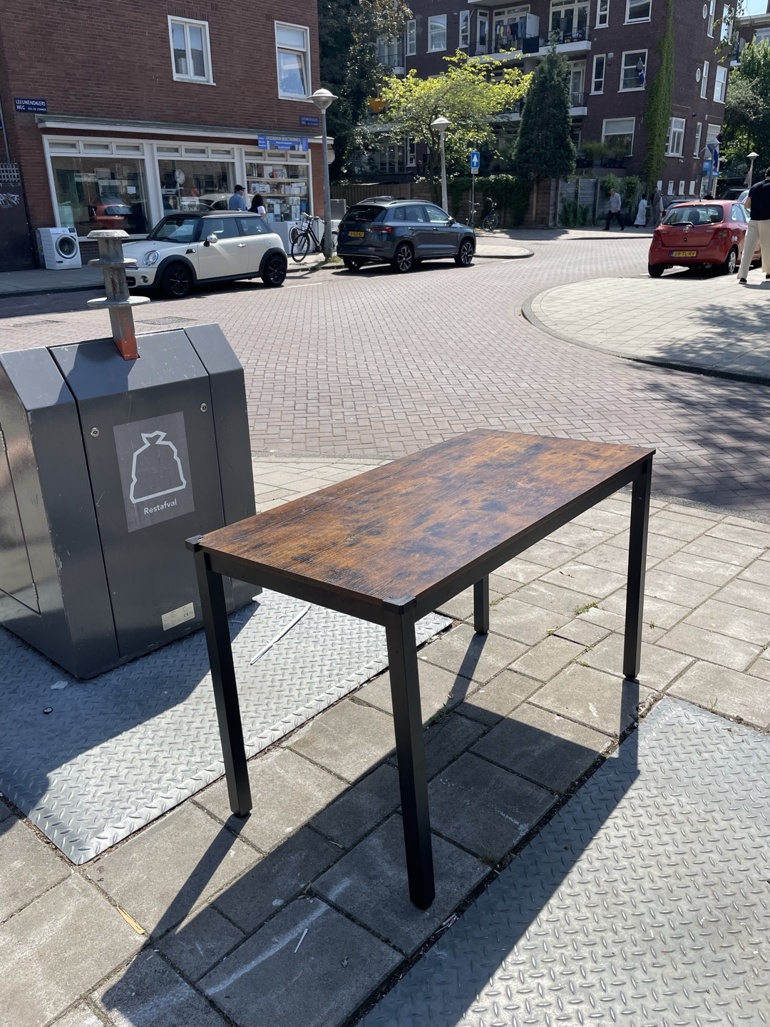 Tafel (donker laminaat hout met zwarte poten) 1
